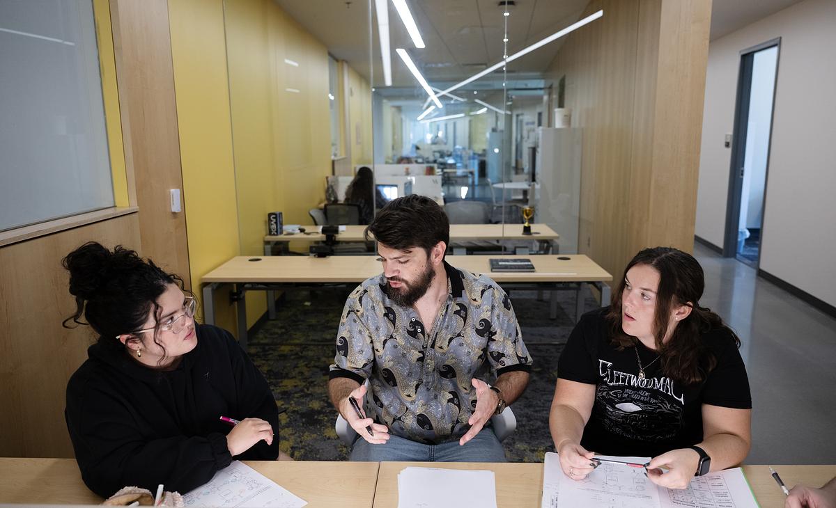 students around laptop (decorative)