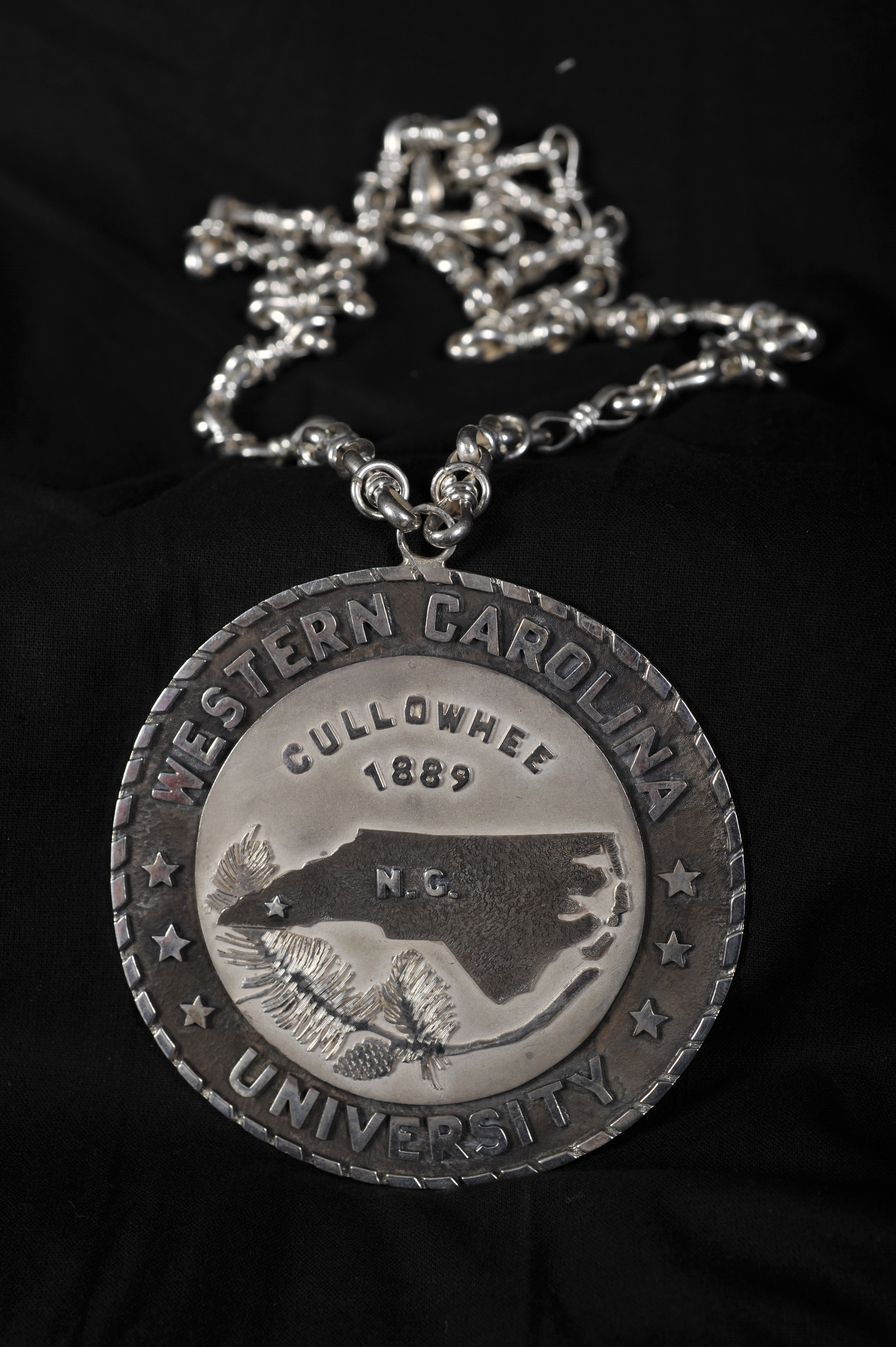 Ģ������Ƶmedalion with an outline of the state of North Carolina