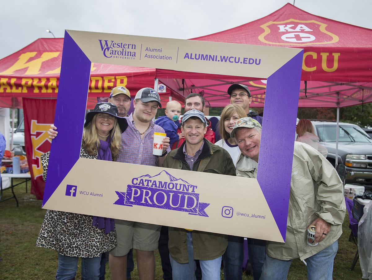 Alumni gather together for a group photo