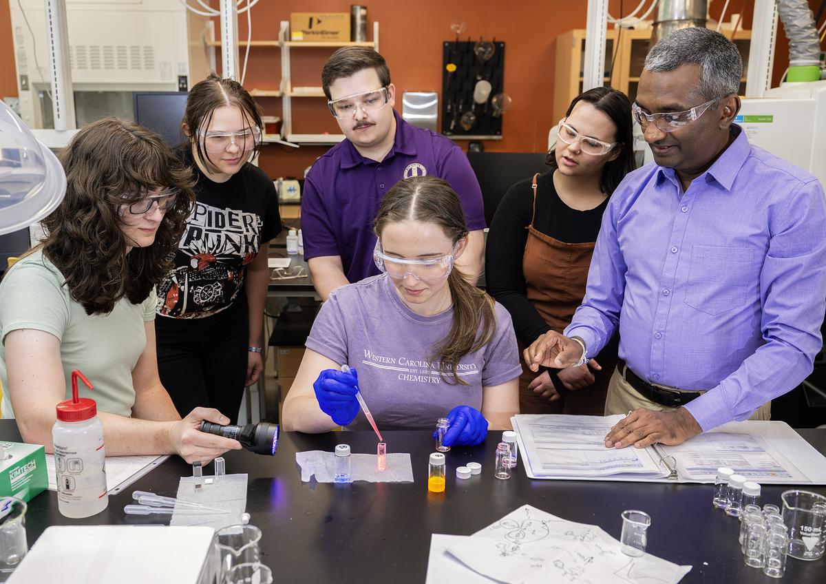 Professor Channa de Silva working with a group of students in a lab