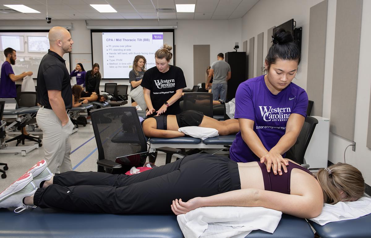Student practitioner working with a patient at the ProBono Clinic