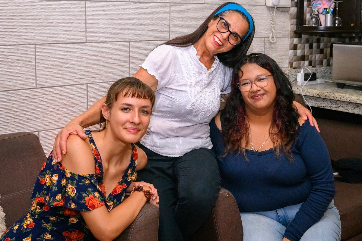 Students and teacher enjoying a study abroad trip to Costa Rica