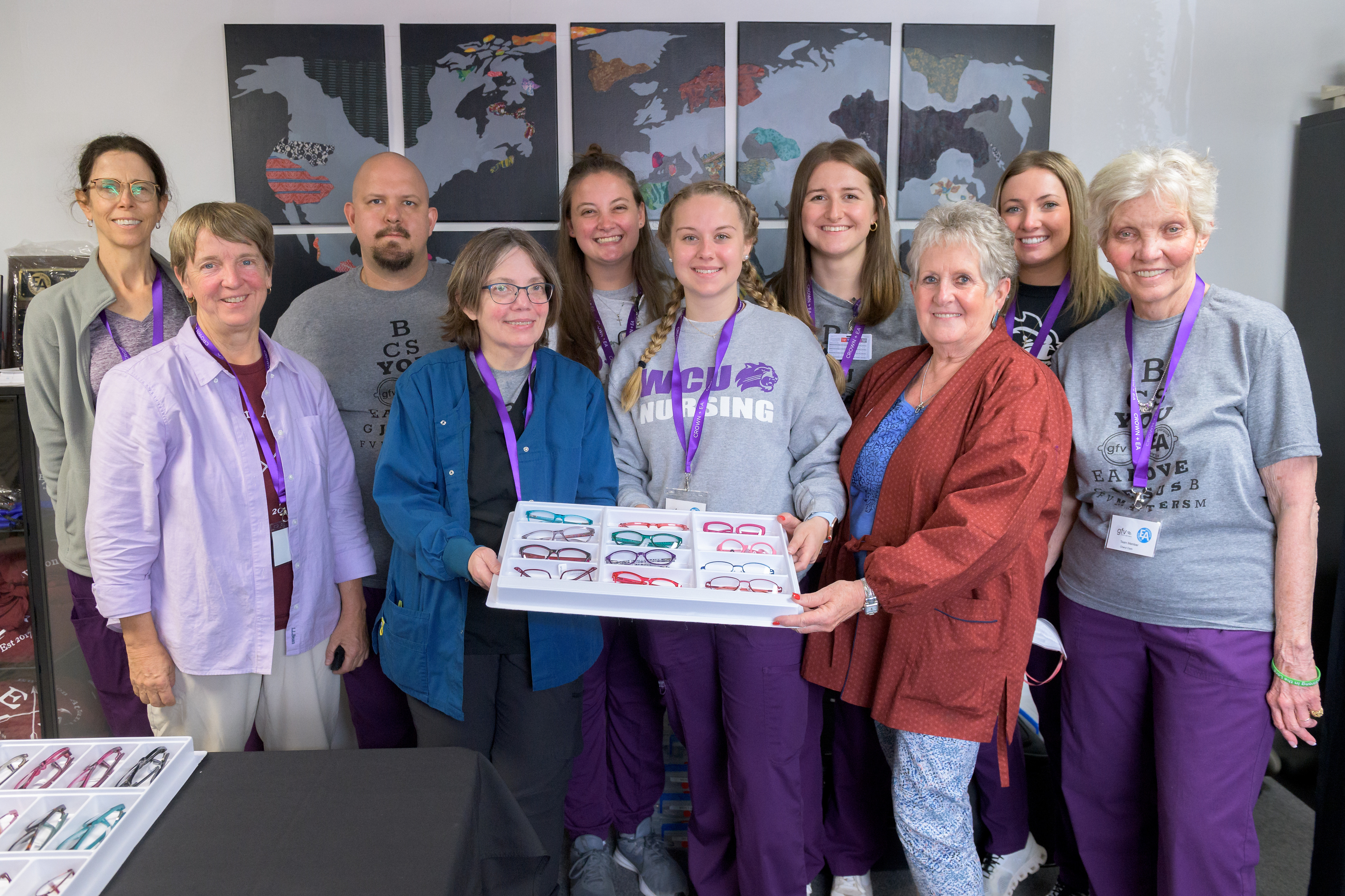 �ǿմ�ý School of Nursing faculty and students at the clinic in Atlanta