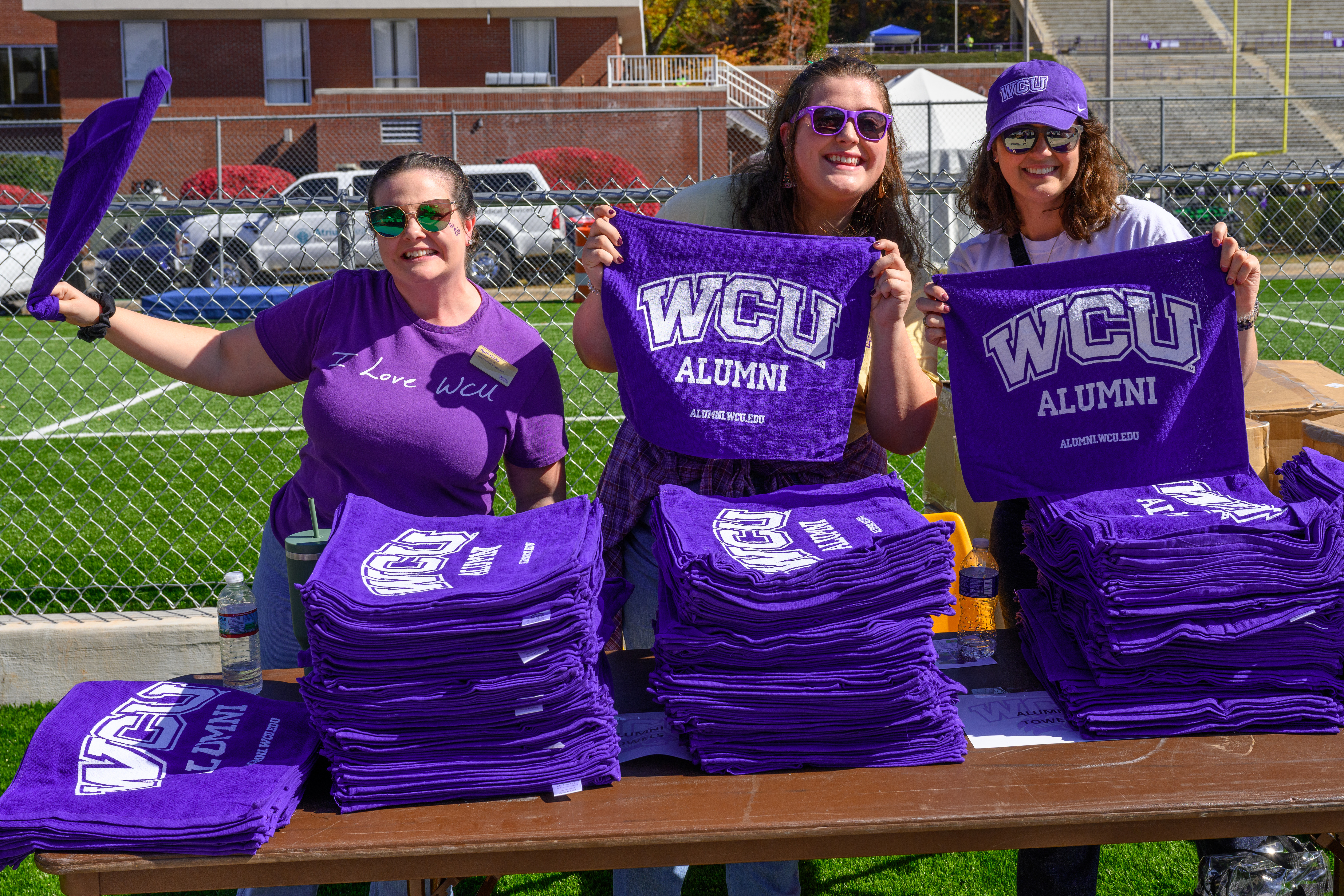 Advancement staff working at a �ǿմ�ý alumni event