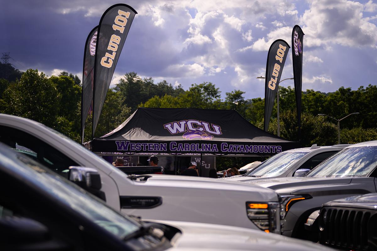 Photo of a full parking lot for a Ģ������Ƶhomecoming game