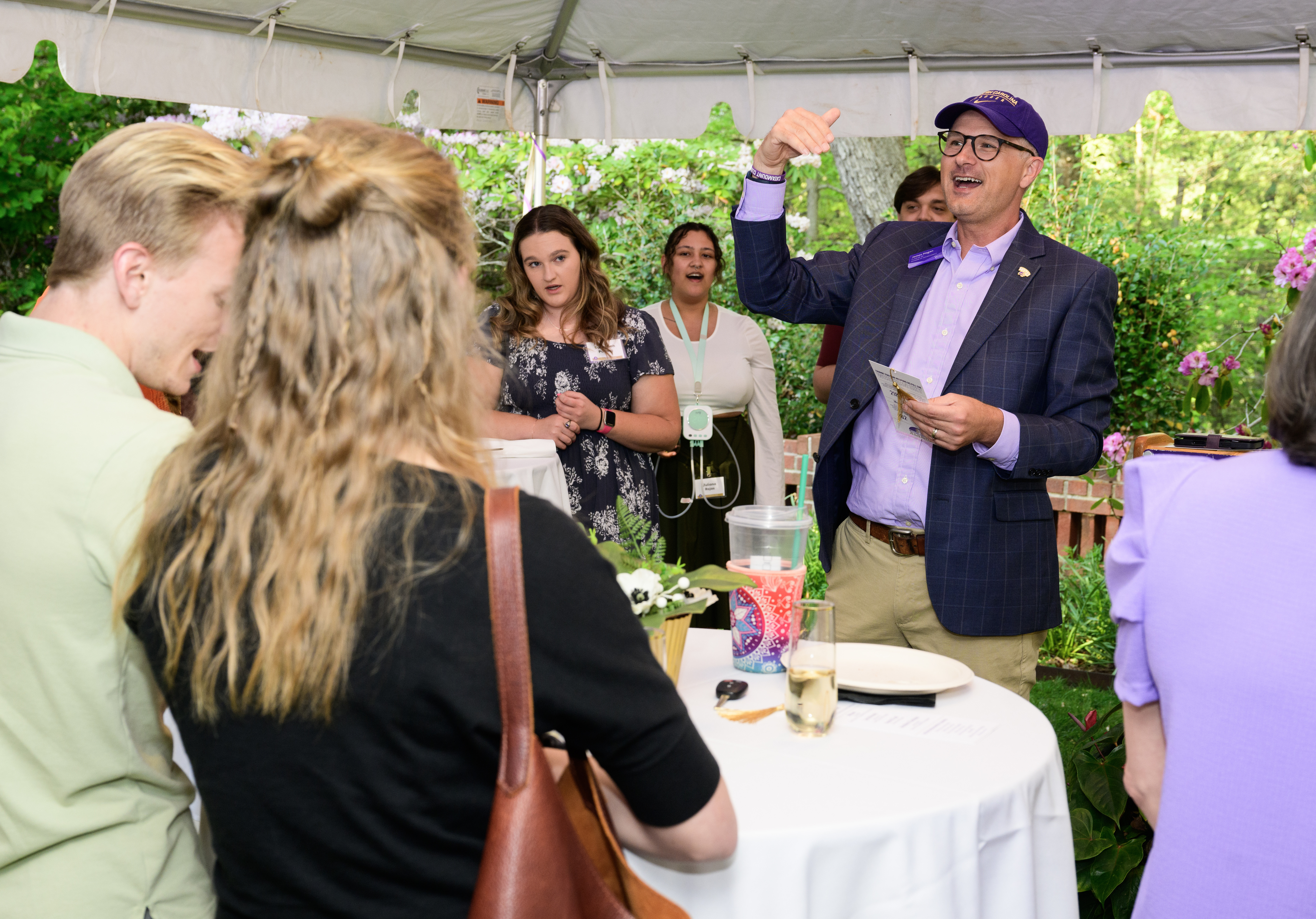 James Hogan, assistant vice chancellor for engagement, leads the crowd in the singing of the “Ģ������Ƶ Alma Mater.”