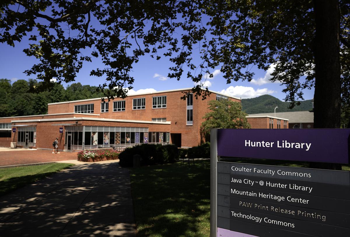 Photo of the front of Hunter Library