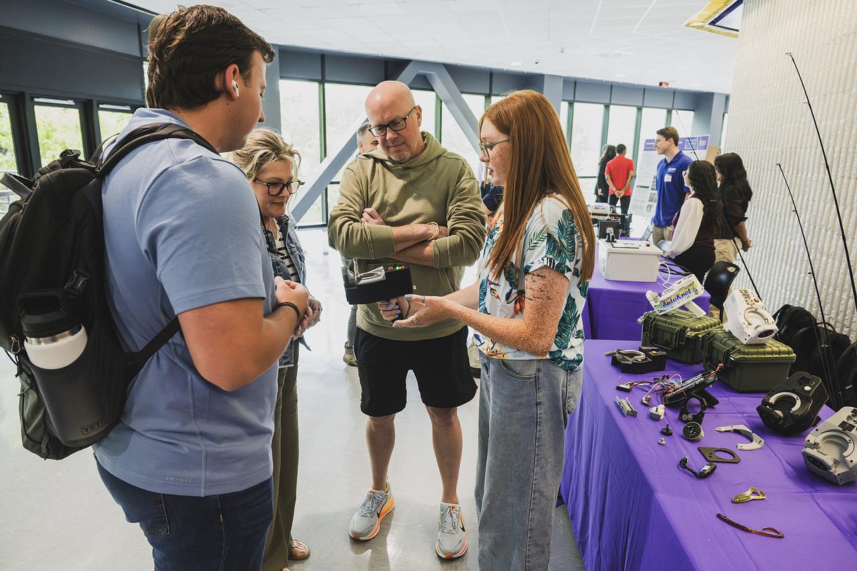 Ģ������ƵEngineering students present capstone project