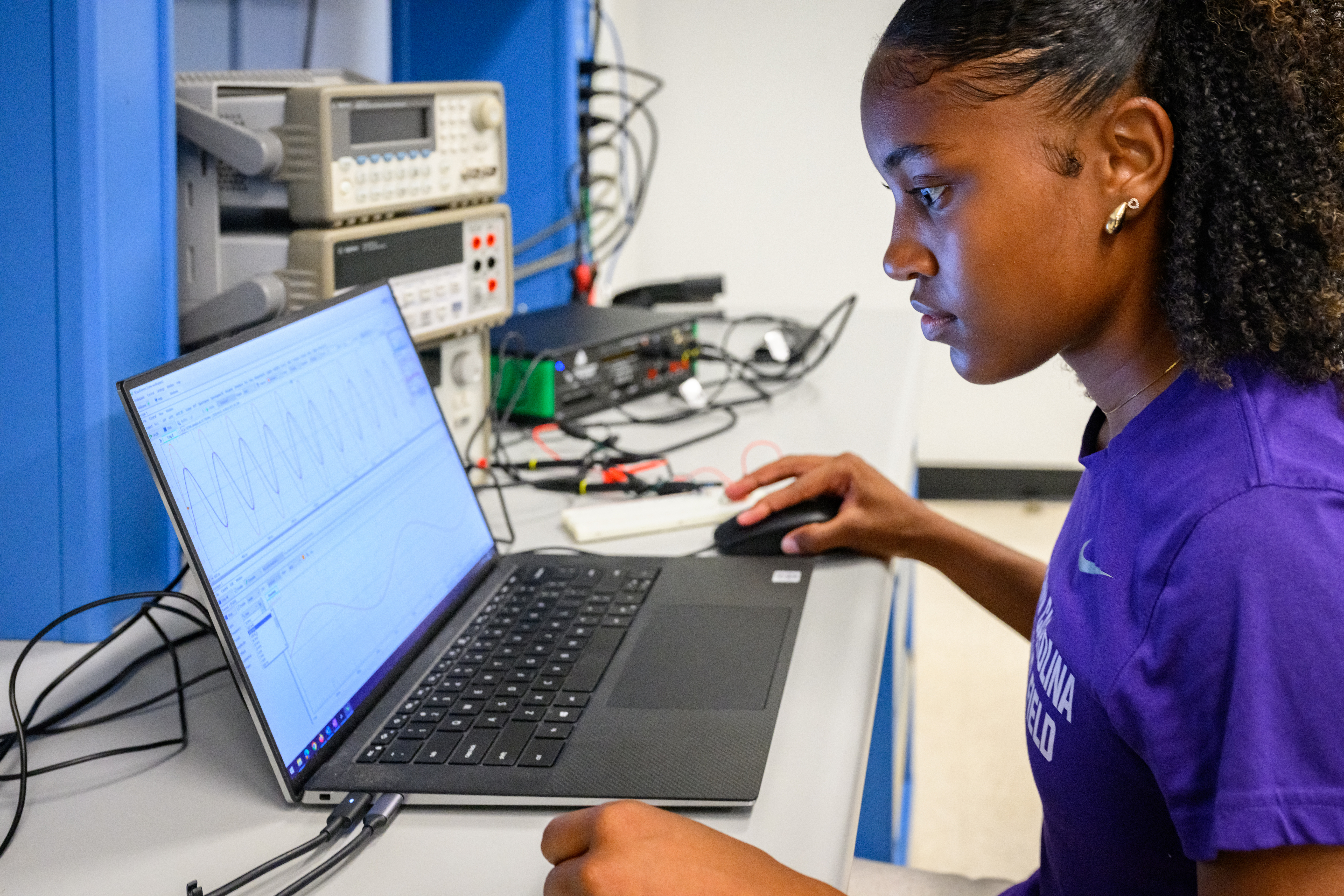 Ģ������Ƶengineering student working in lab