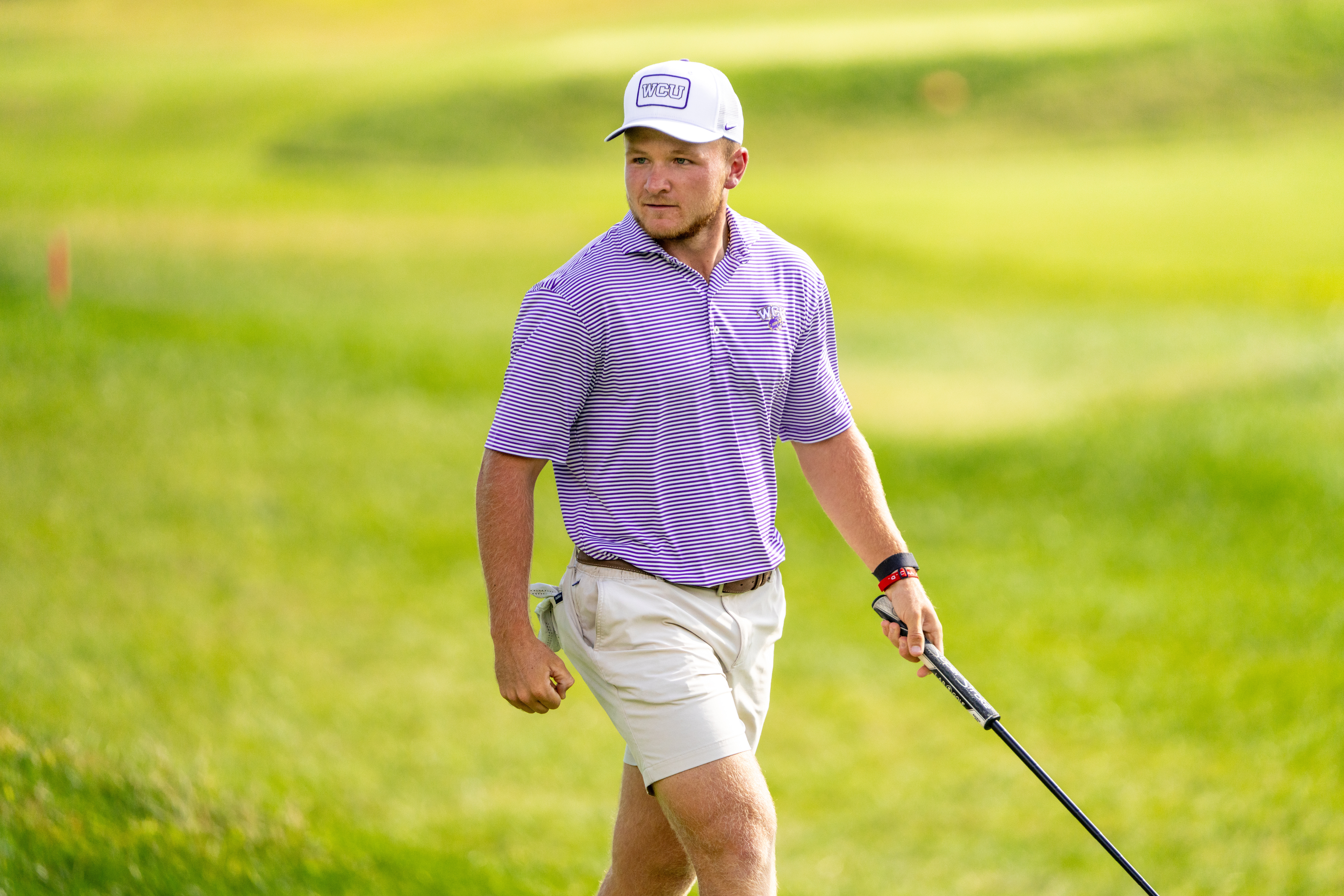 Ģ������Ƶgolfer Tyler Jones looks on during a competition.