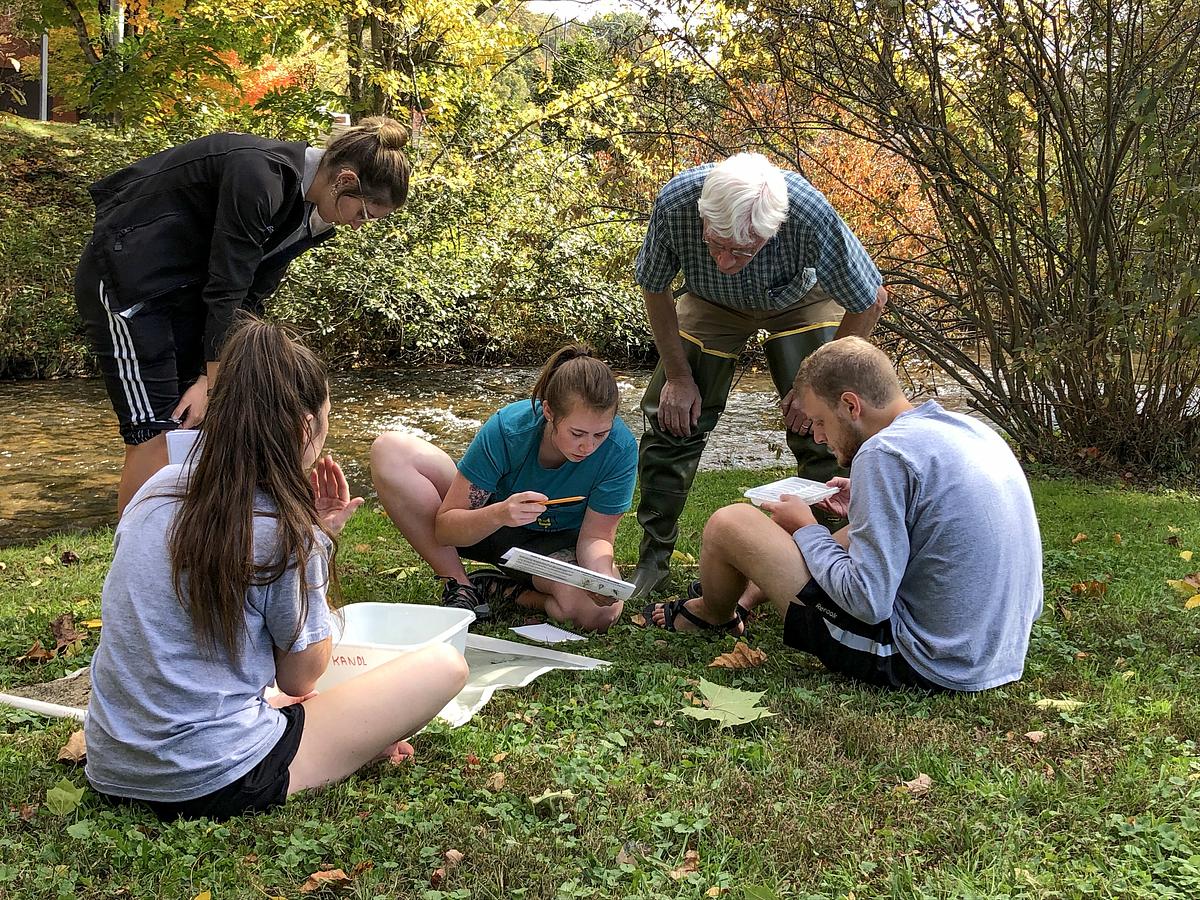 Profesor teaching a class