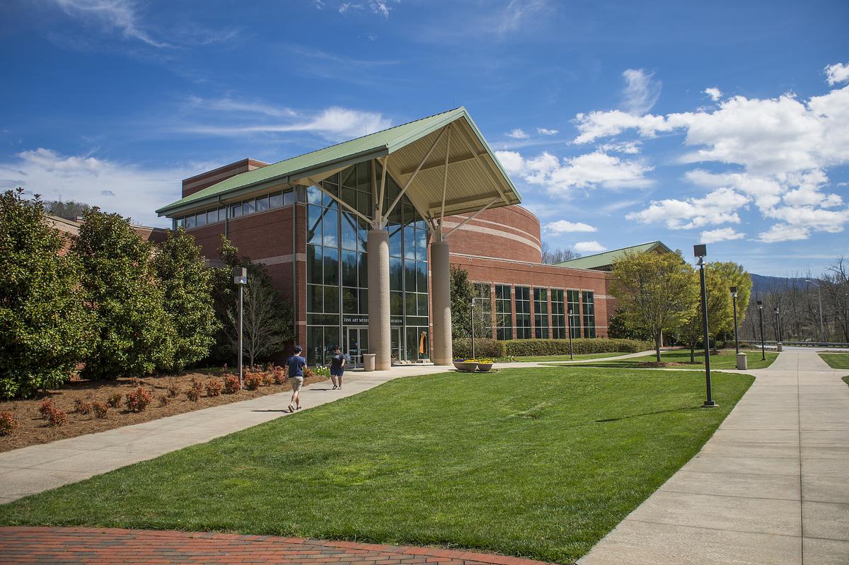 Photo of the Bardo Arts Center on a beautiful sunny day