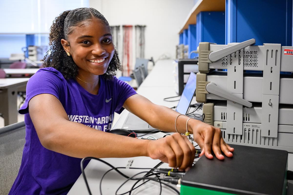 Ģ������Ƶstudent works on engineering project