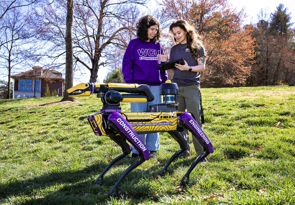 Ä¢¹½¶ÌÊÓÆµengineering students work with Spot robot