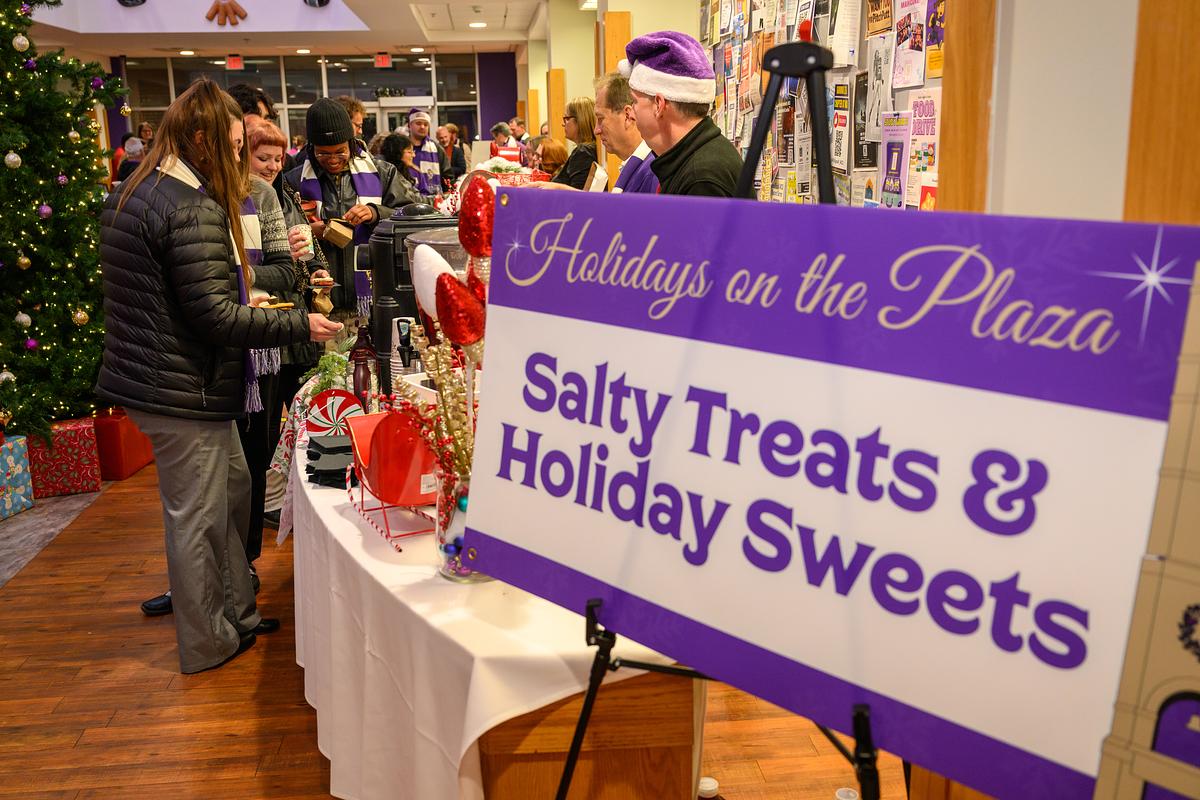 Holidays on the plaza crowd