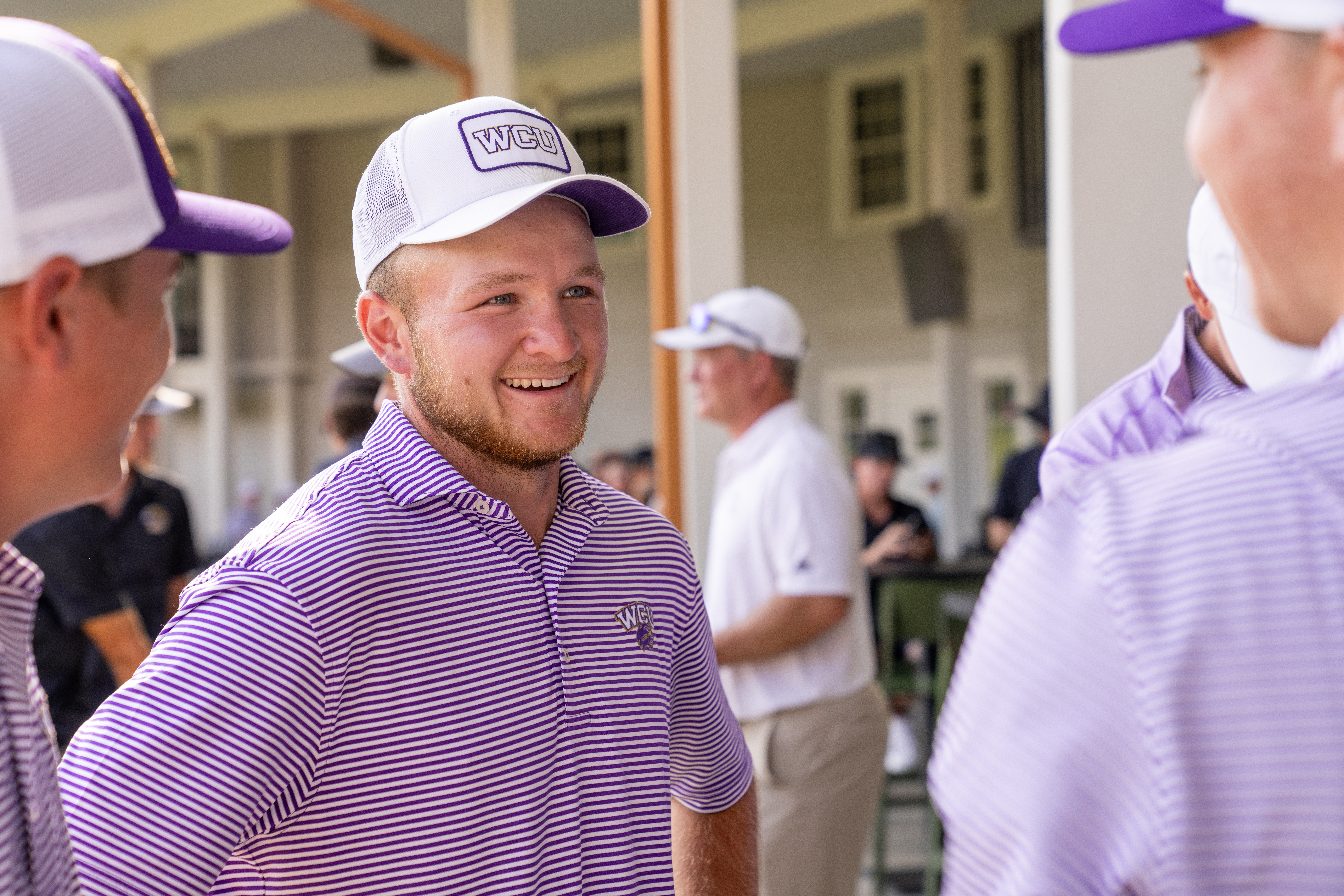 Ģ������Ƶgolfer Tyler Jones chats with his teammates.