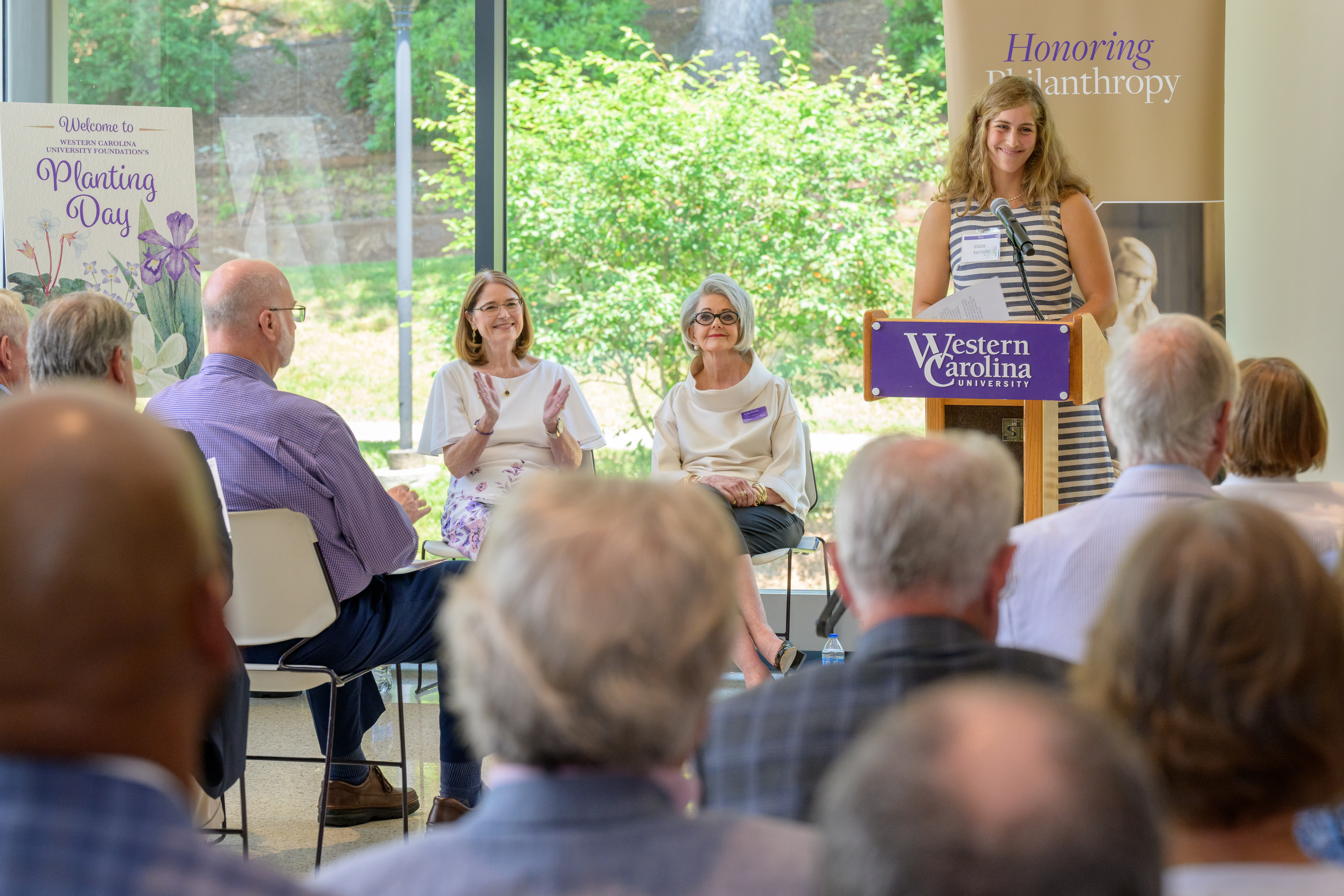 Recent 泫圖弝けapp graduate Elliott Kerns describes to donors the impact of philanthropy on her educational journey.