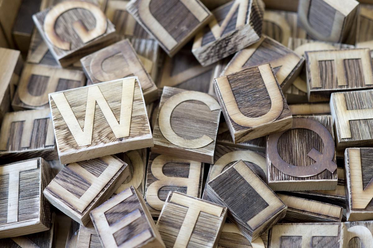 Wood type letters in a pile, with Ģ������Ƶspelled out on top