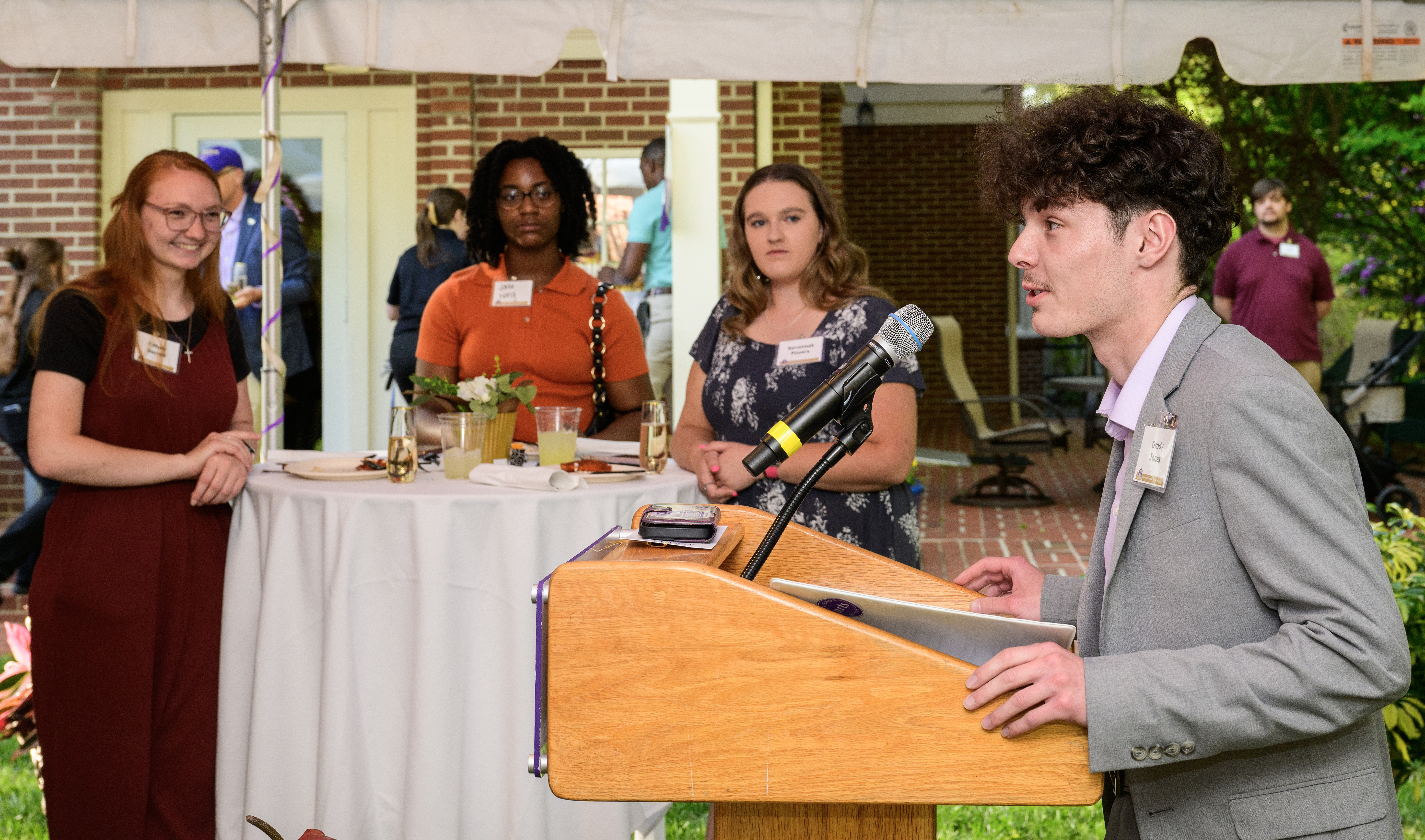 Grady Jones, president of the Ģ������Ƶ Student Government Association, speaks to student donors at the annual spring Senior Toast.