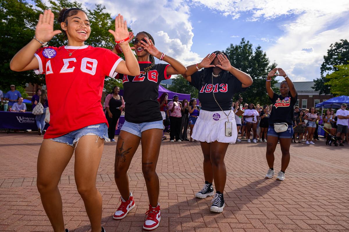Greek students dancing at the Ģ������ƵFountain