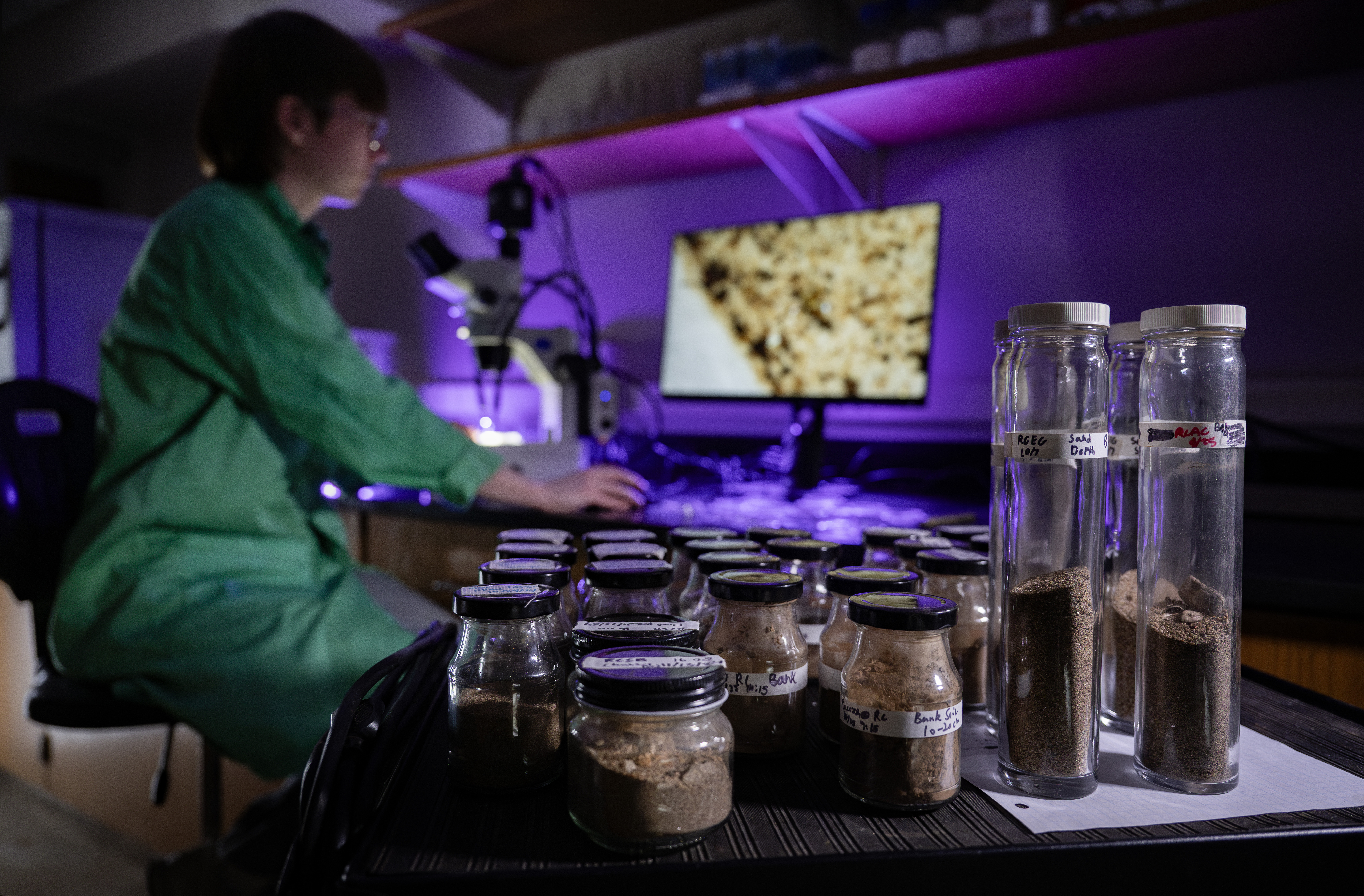 Ģ������Ƶstudent working on microplastics research