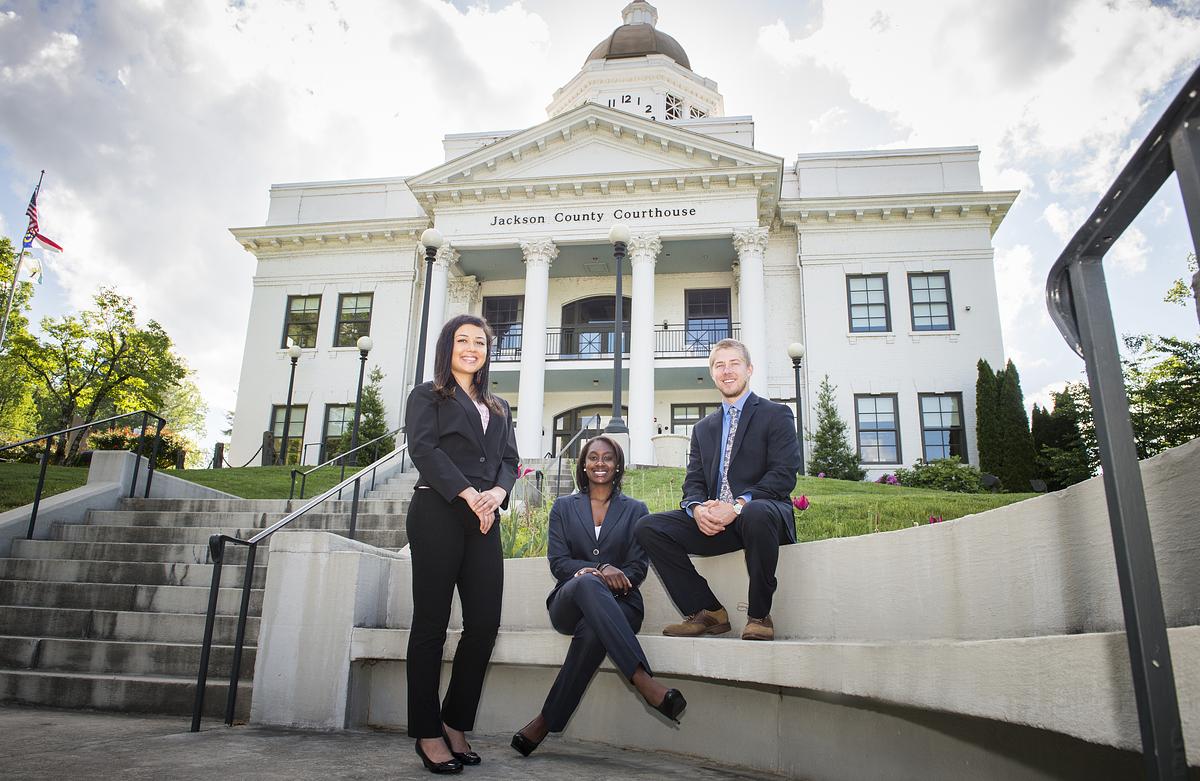 Criminology students outside of the Jackson County Courthouse for a group photo