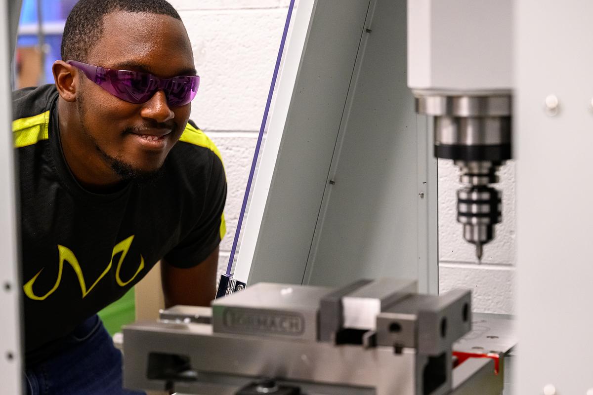 Ģ������Ƶstudent works in a lab